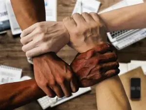 Team-Supervision zur Reflexion der Rollen, der Beziehungsdynamiken und der Zusammenarbeit im Team